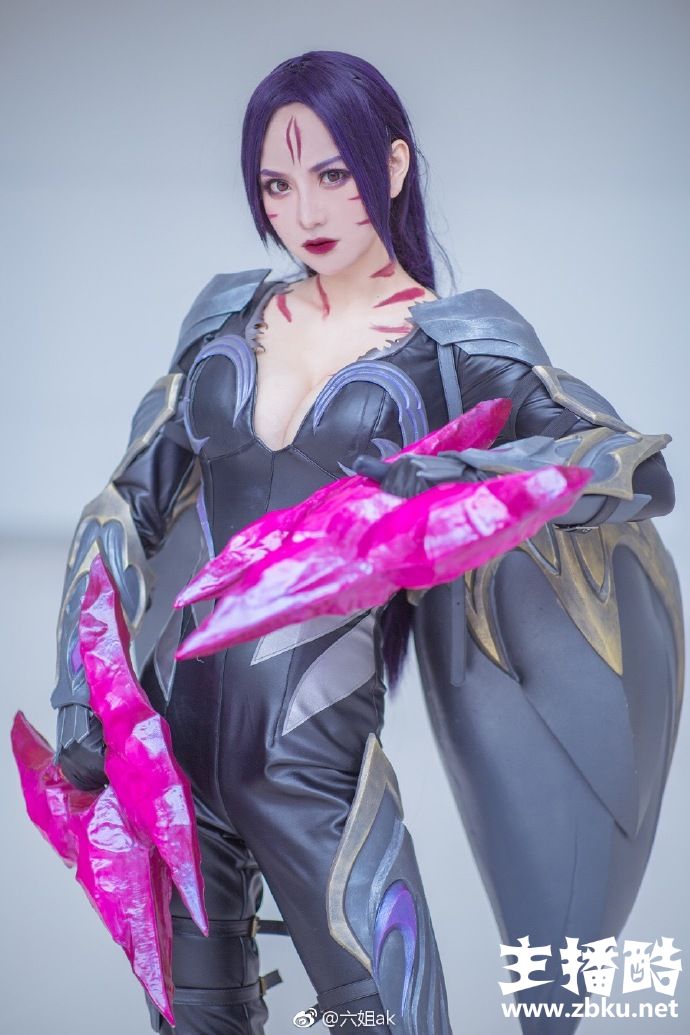 这波操作真的秀 卡莎与薇恩的coser真人还原uzi表情包