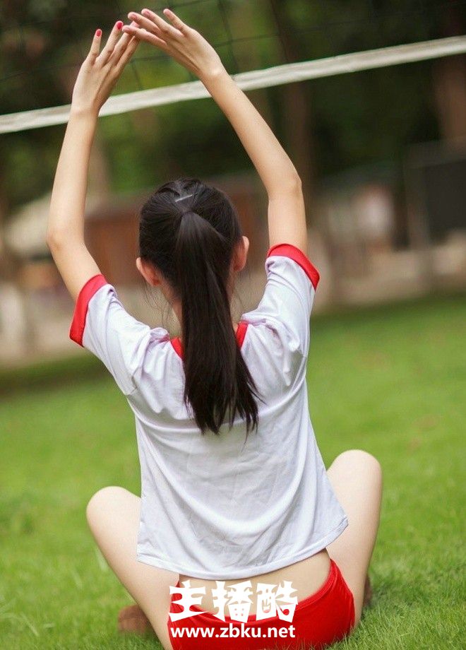 操场运动美女学生妹白色运动服超短裤秀逆天长腿图片