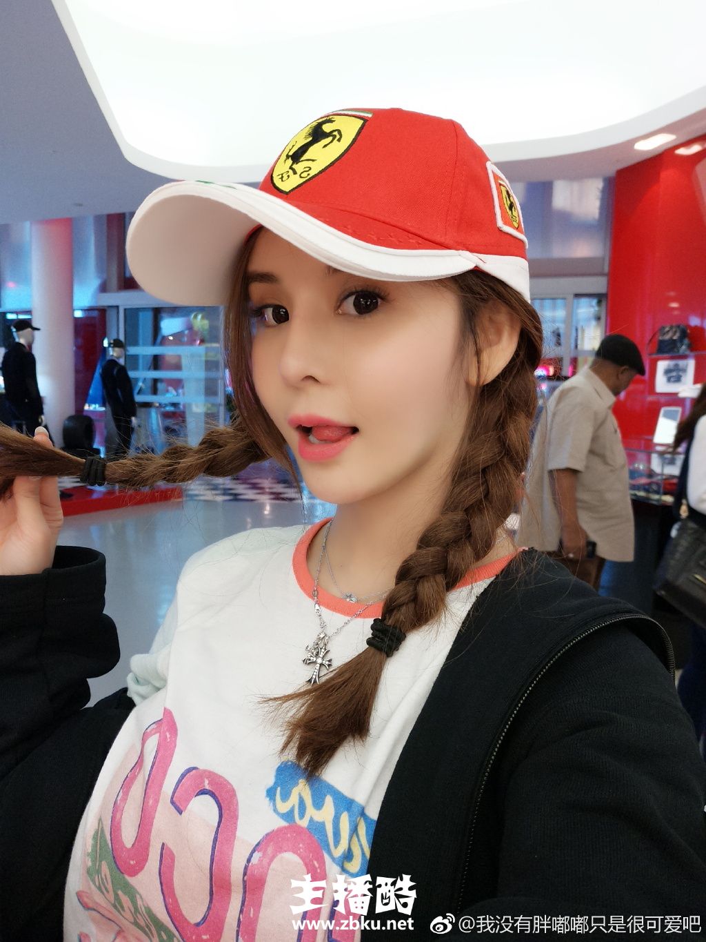 美女主播杨怡潇