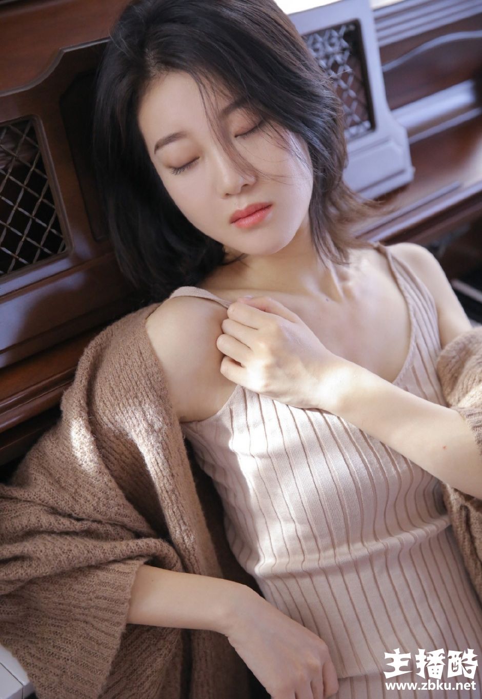 针织吊带衫身形修长美女大眼迷离气质忧郁躺姿慵懒图片
