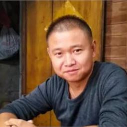 农村四哥是一位来自四川省泸州市回虎村的美食自媒体,其真名叫王荣琪