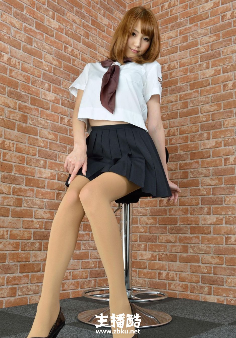 肉色丝袜短发美女超短裙长腿翘臀大尺度制服诱惑图片