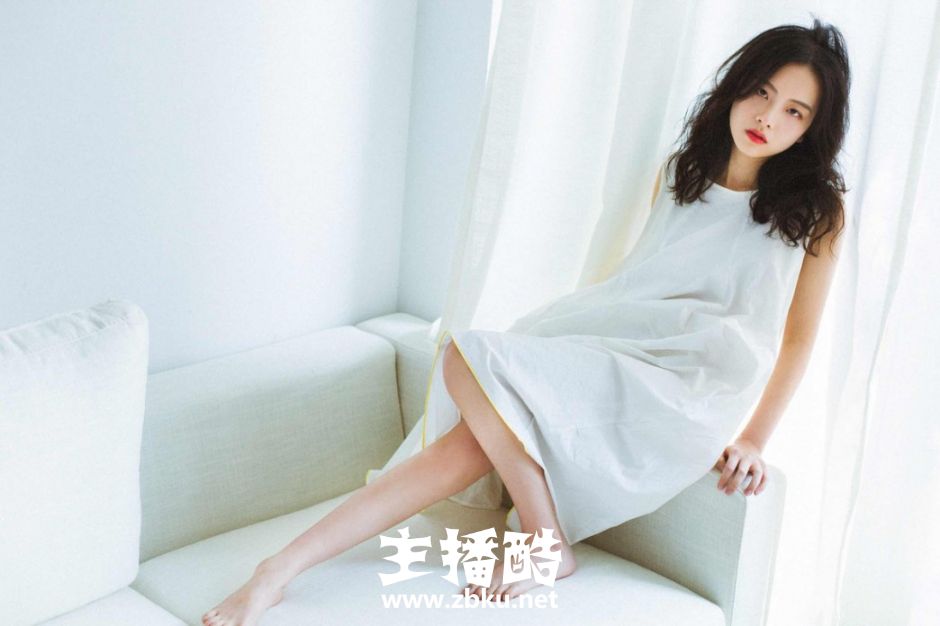 高级厌世脸美女无袖连衣裙娇艳红唇满脸胶原蛋白图片