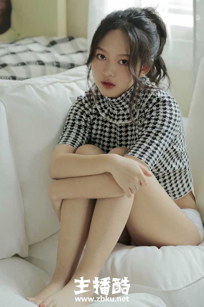 脸颊泛红美女高束马尾柔软身体单手托腮皮肤水灵图片