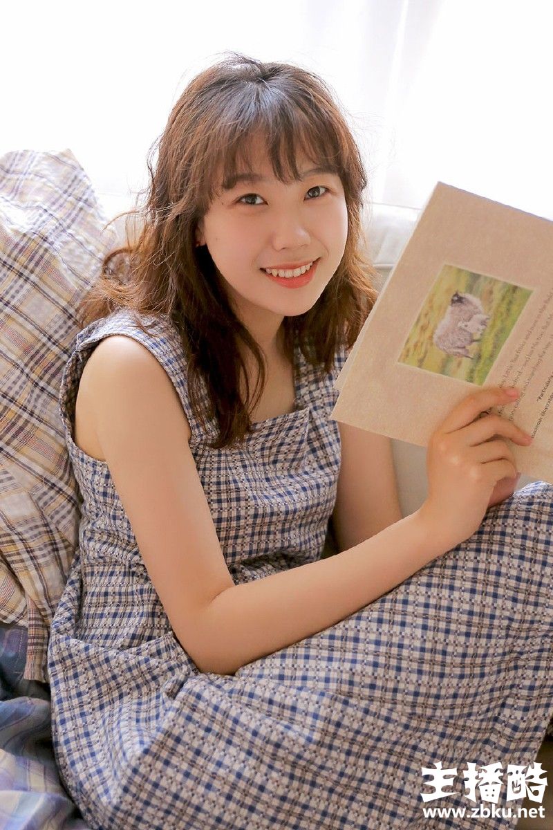 知性大方美女无袖连衣裙笑眼盈盈气质温柔躺沙发看书图片