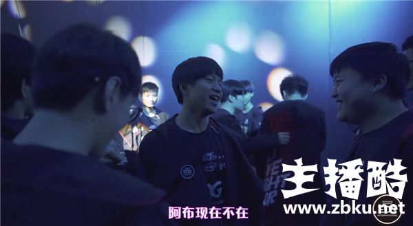 三队灵魂人物同框出现 厂长小狗后台热聊打破不和谣言