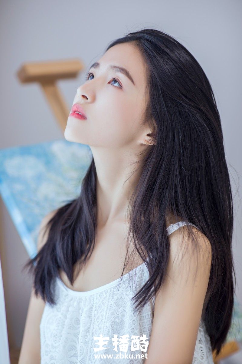 蕾丝睡衣邻家女孩双麻花辫发型精致小v脸白丝长腿图片