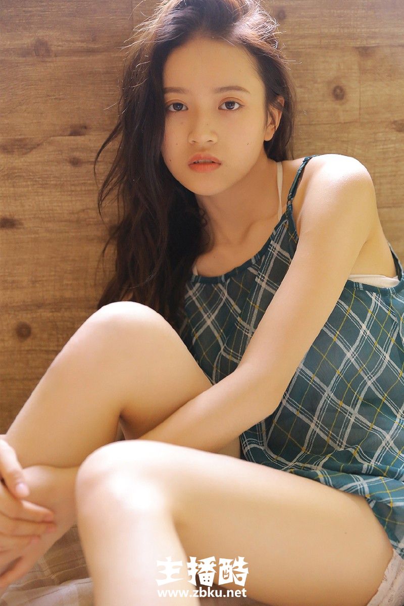 睡眼惺忪美女发丝凌乱格纹透视裙白皙皮肤私房图片