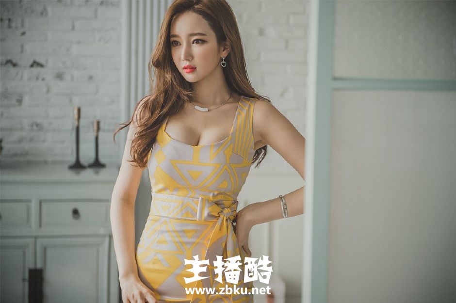 金发红唇高挑美女紧身包臀裙s型曲线身材高跟美腿图片