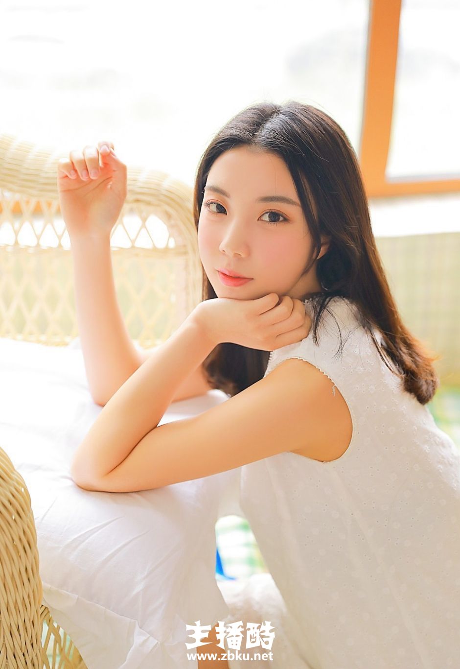 面颊绯红长发美女单手托脸白色连衣裙秀少女身材图片