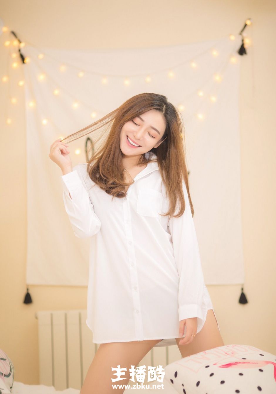 锥子脸白衬衣美女笑眼弯弯玩下衣失踪秀纤细筷子腿图片