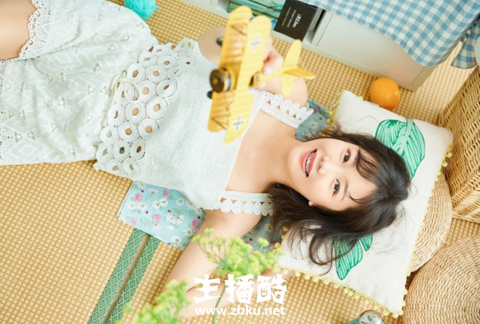 蓬松短发日系小美女五官端正吊带短裤挥手舞脚图片