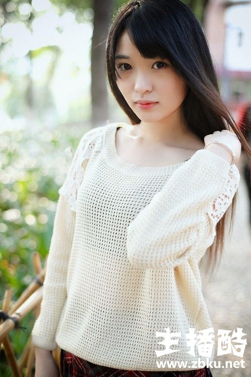 清纯白皙大眼美女缕空毛衣公园气质写真