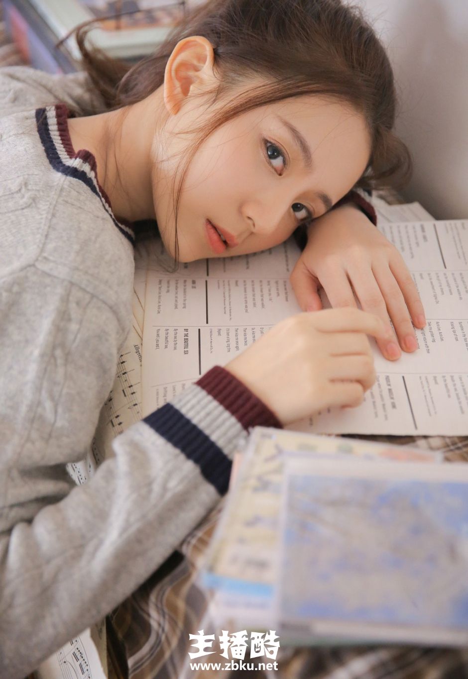 钢琴少女高束马尾灰色毛衣牛仔热裤秀纤细双腿私房图片
