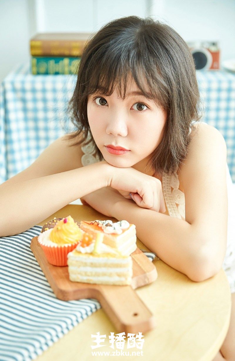蓬松短发日系小美女五官端正吊带短裤挥手舞脚图片