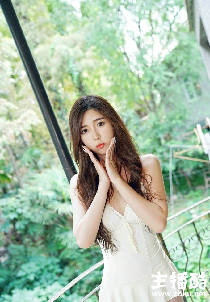 美女方绮言吊带泳衣开胸露大美乳真空下体滚圆臀瓣图片