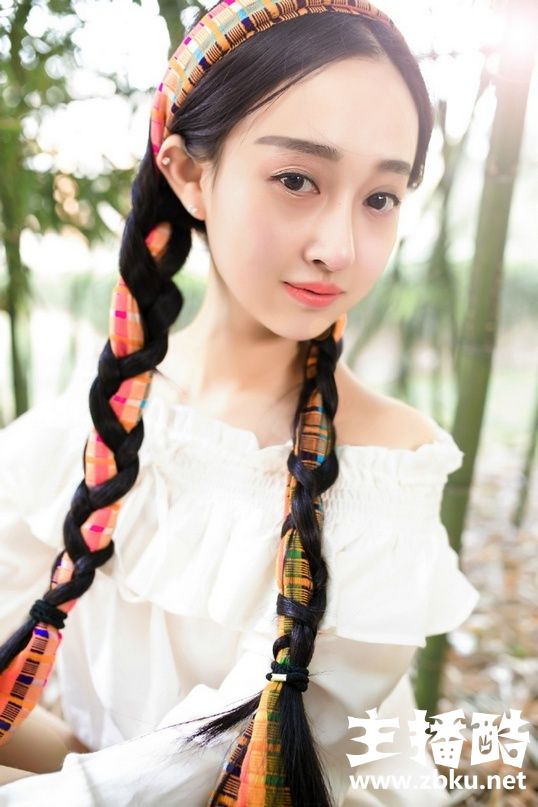 白净秀气大眼00后清纯妹子树林自拍美图