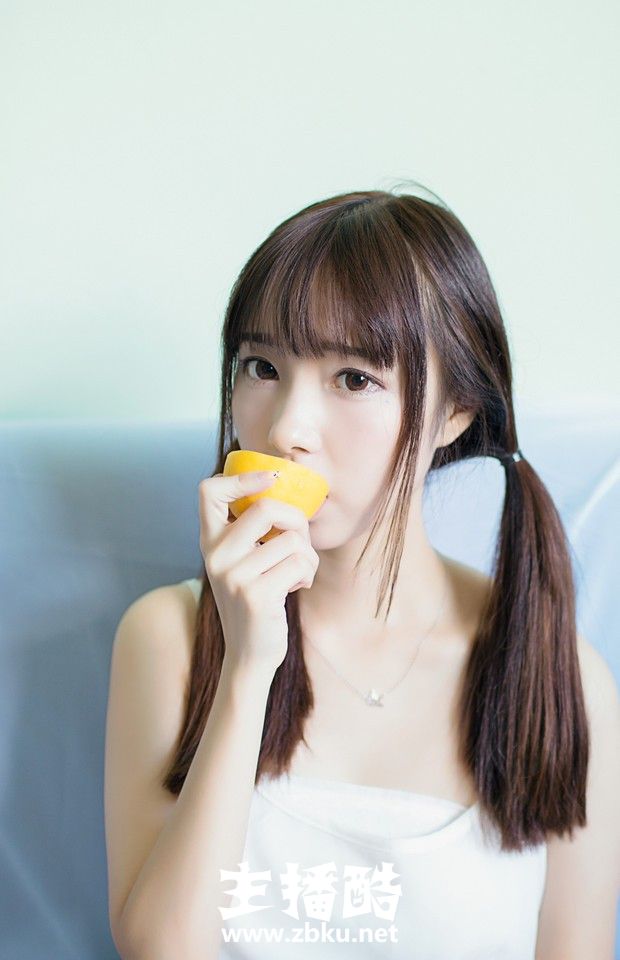 鬼马双马尾柠檬少女大眼睛小嘴巴白色吊带裙身材娇小图片