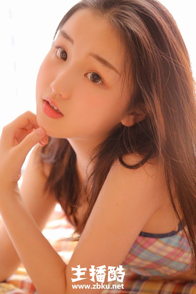 露脐套装居家美少女圆润小脸表情娇羞秀发飘逸写真图片
