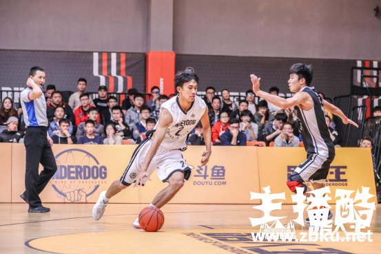 在篮球场里为iG硬核助威 含我在内，全员莽夫！