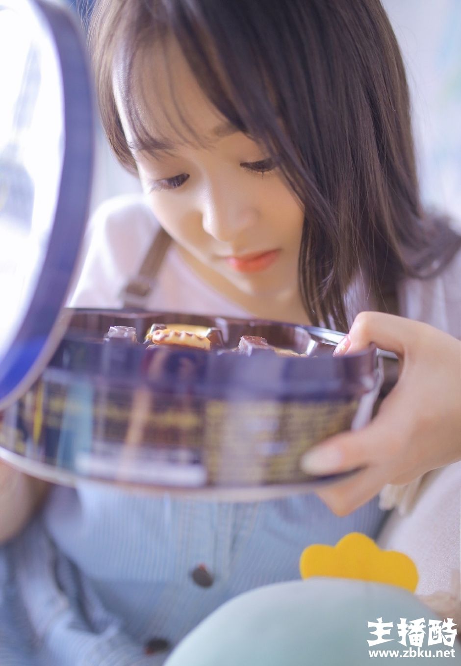 包子脸少女眉清目秀碎花吊带白色短裤细胳膊小腿图片