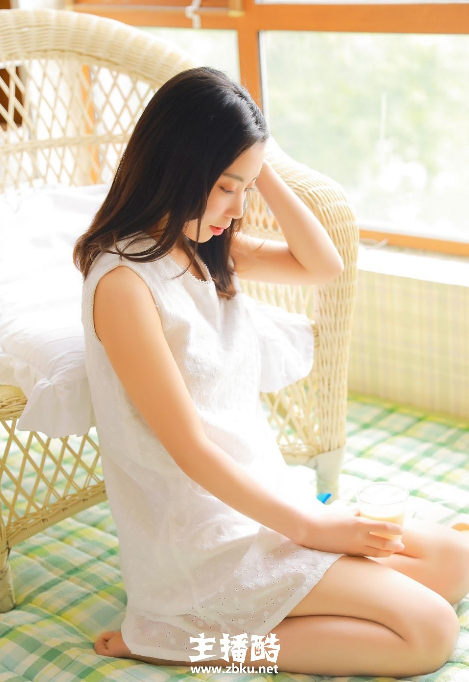 面颊绯红长发美女单手托脸白色连衣裙秀少女身材图片