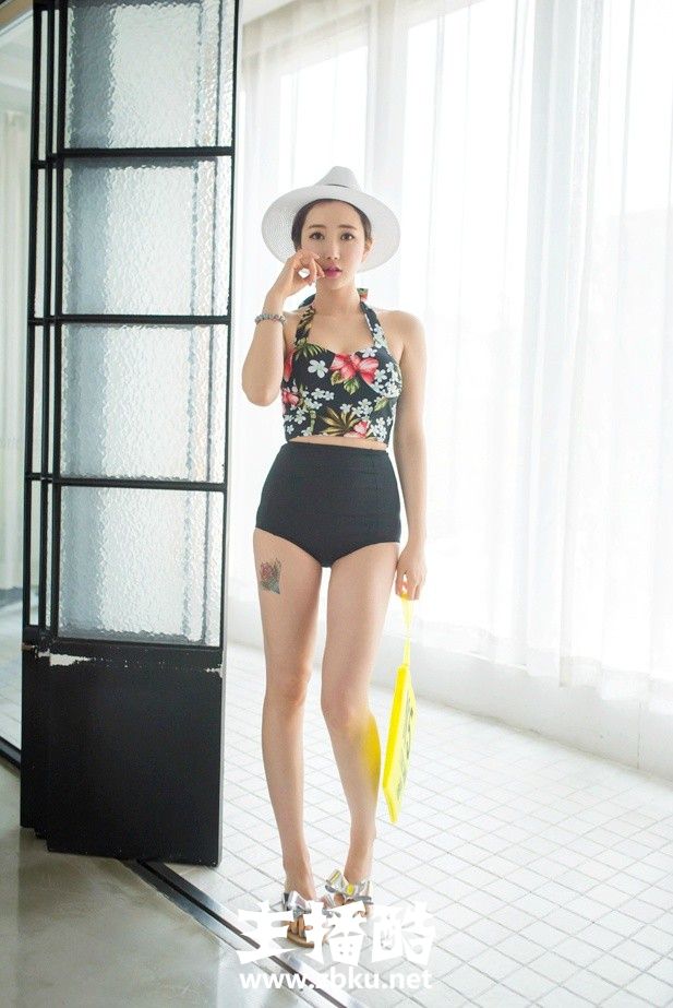 碎花比基尼美女李妍静粉嫩香唇肤白貌美身材玲珑有致图片