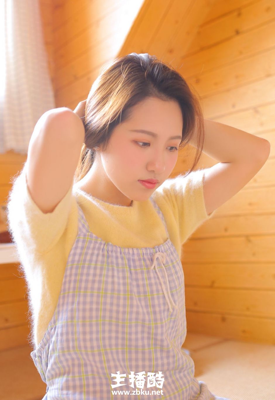 气质温柔美女格纹毛衣背带裙粉嫩樱唇眉目含情私房图片