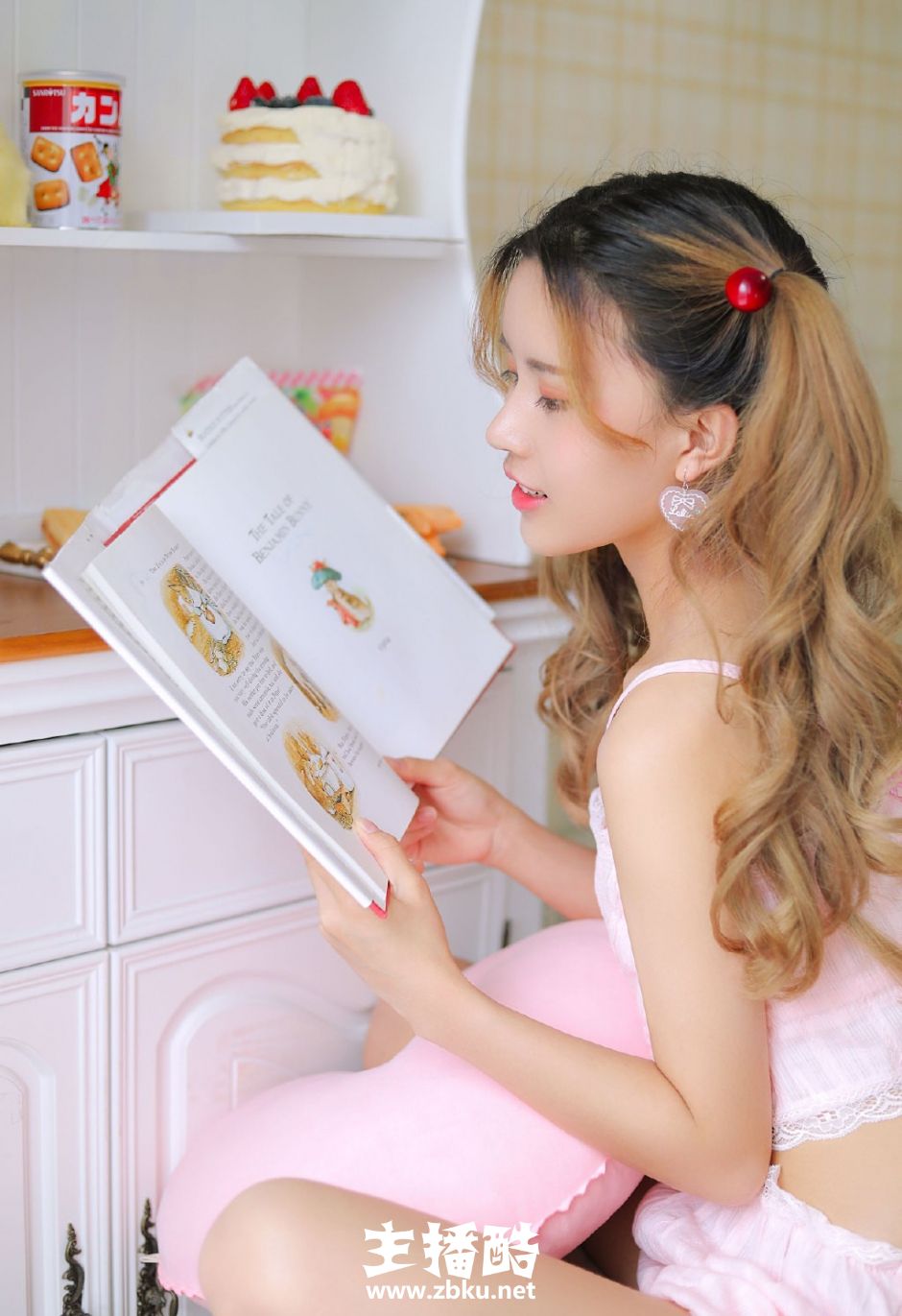 双马尾卷发美女粉嫩妆容吊带露脐装秀小细腰筷子腿图片