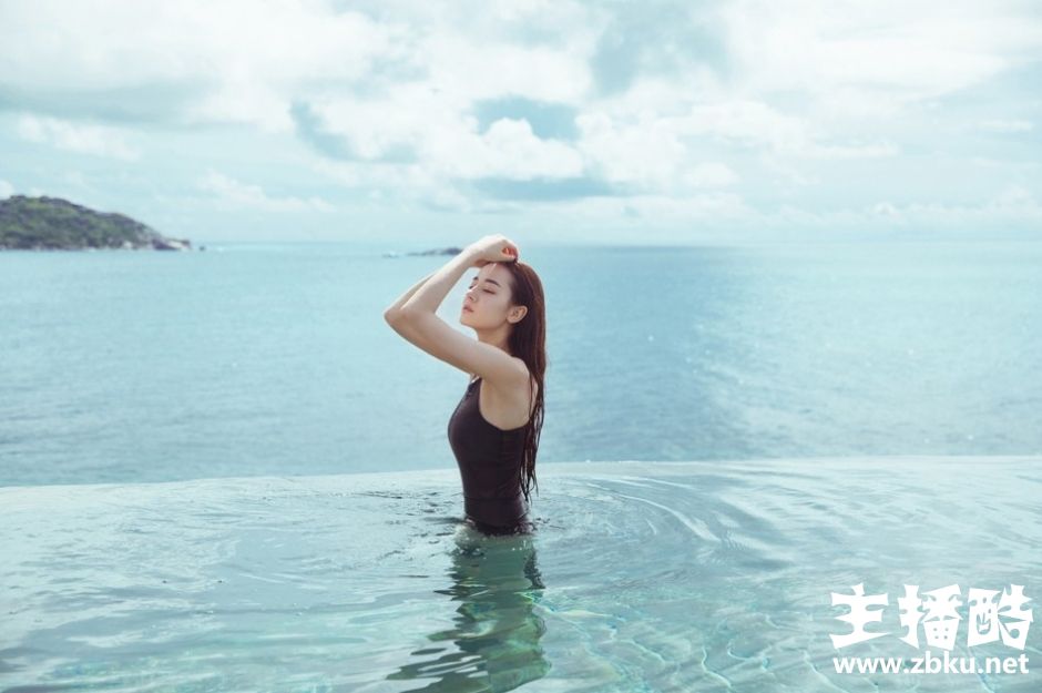 迪丽热巴黑色连体泳衣大秀香肩美腿湿身诱惑写真图片