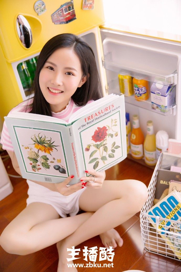 冰箱旁大笑美女条纹短袖白色热裤青春活力享受美食图片
