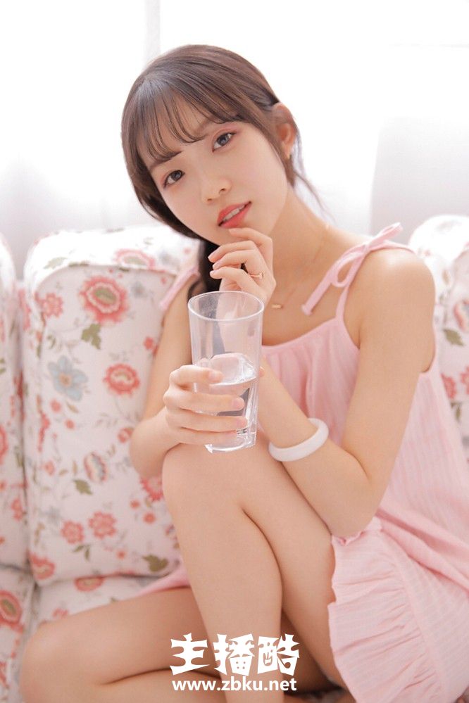 粉色睡衣裙童颜美少女眉清目秀漂亮麻花辫手舞足蹈图片