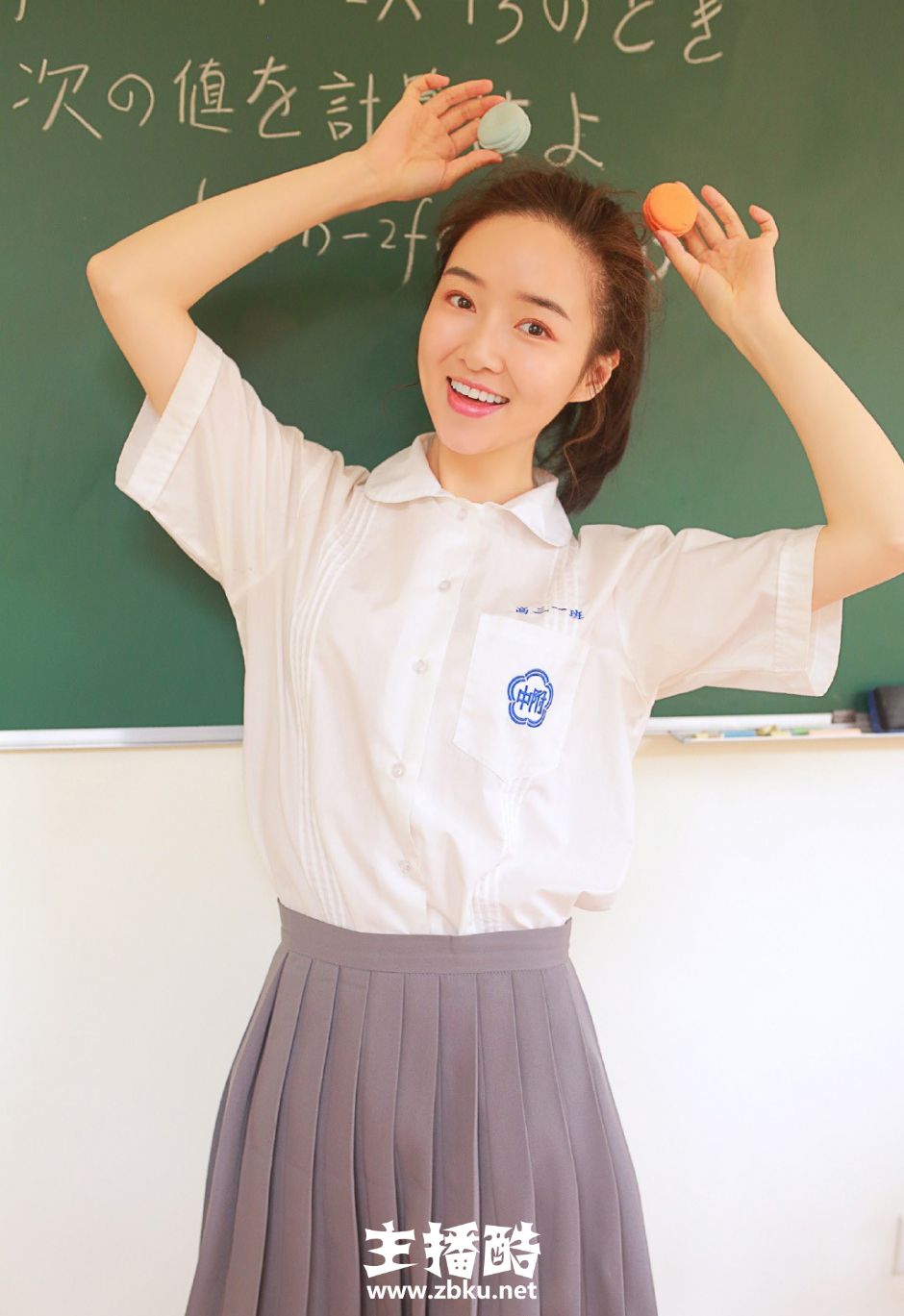 椭圆嫩脸教室美女学生灰色校服清爽马尾辫嘟嘴搞怪图片