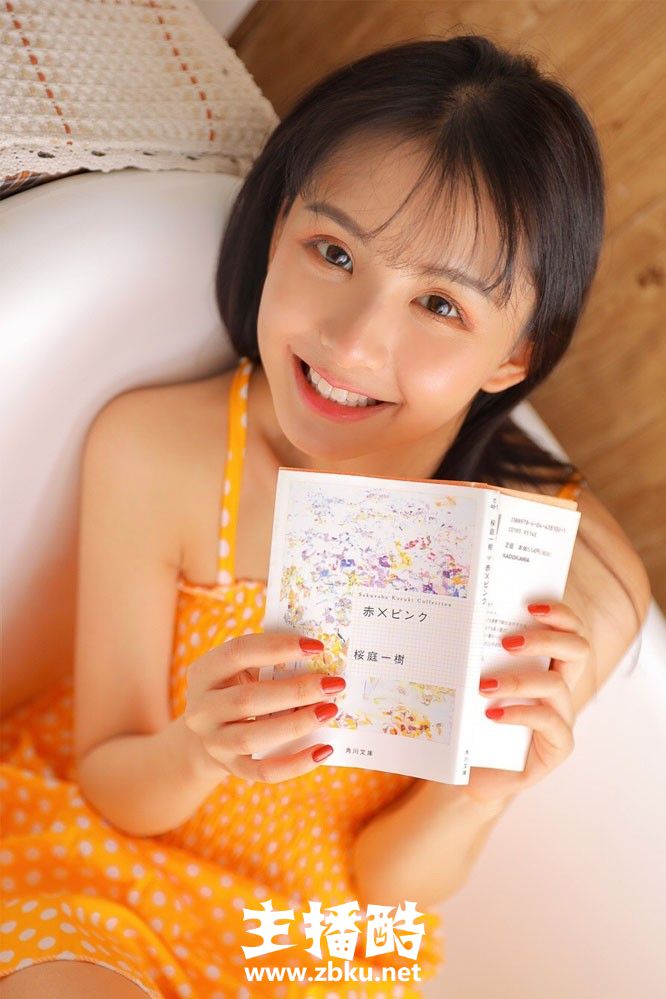 露齿甜笑美少女黄色裹胸连衣裙皮肤白里透红写真图片