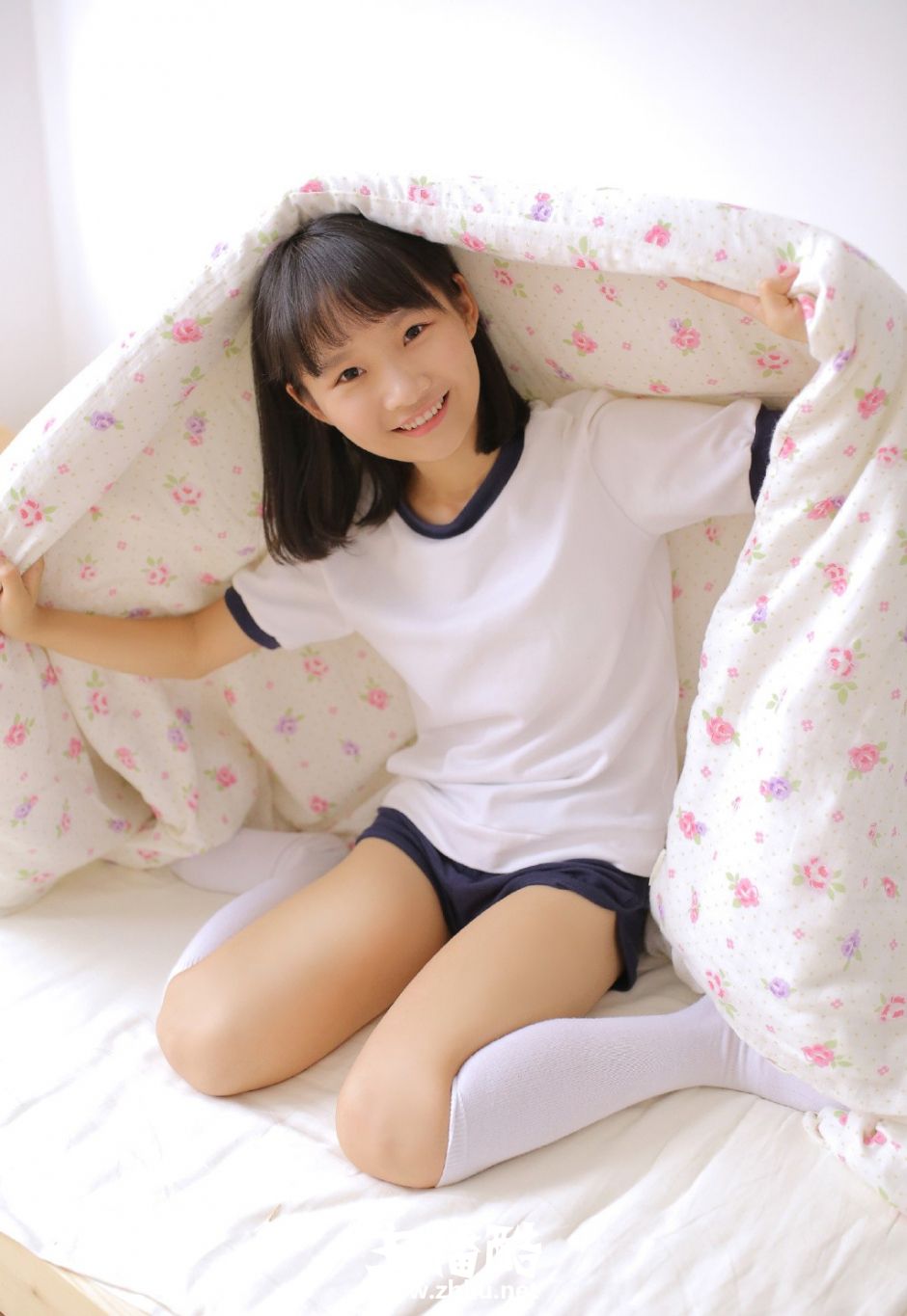 不施粉黛运动服套装美女灿烂大笑超短裤白丝美腿图片