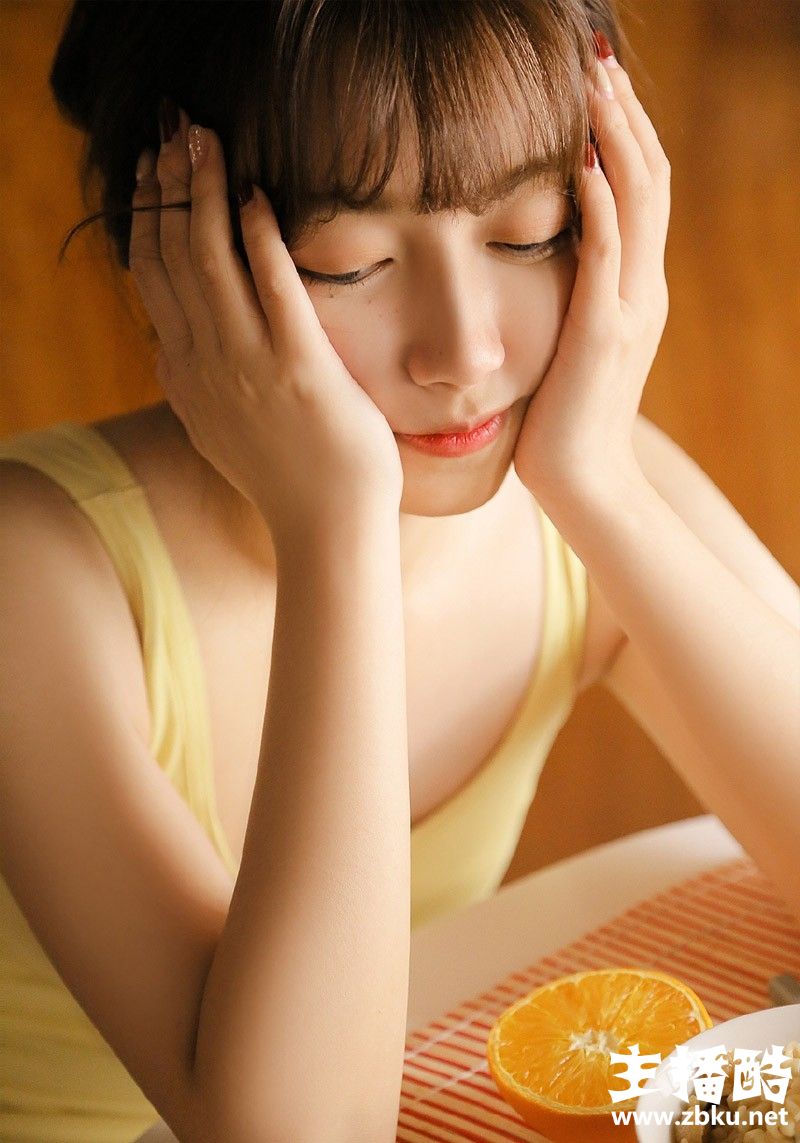蓬松黄头发氧气美女圆润鹅蛋脸双手托下巴享受美食图片