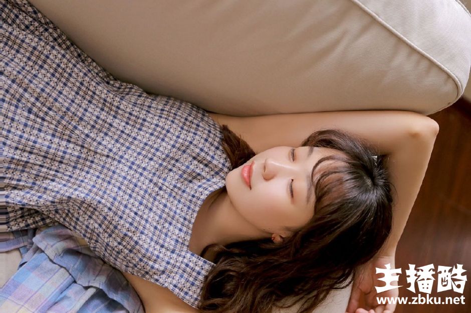 知性大方美女无袖连衣裙笑眼盈盈气质温柔躺沙发看书图片