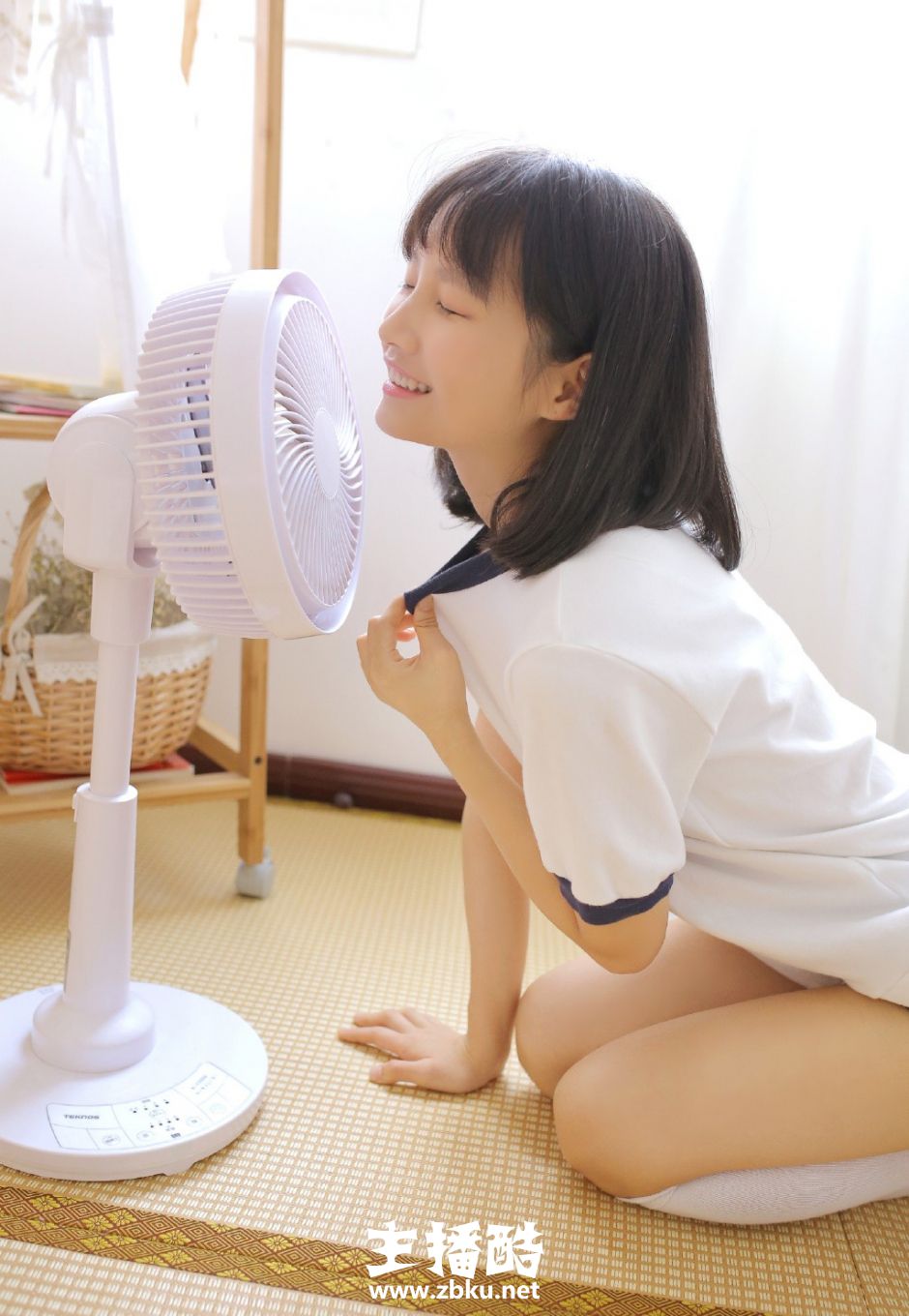 不施粉黛运动服套装美女灿烂大笑超短裤白丝美腿图片