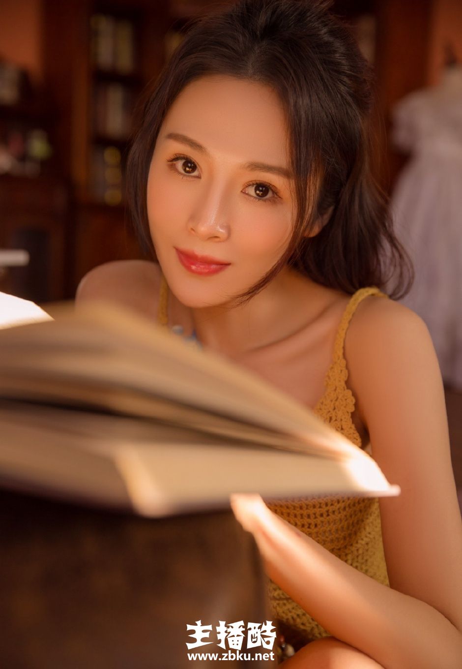 光滑牛奶肌美女气质成熟超短裤秀匀称美腿纤细藕臂图片