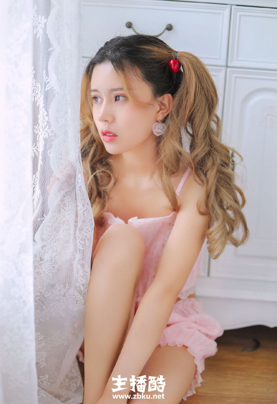 双马尾卷发美女粉嫩妆容吊带露脐装秀小细腰筷子腿图片