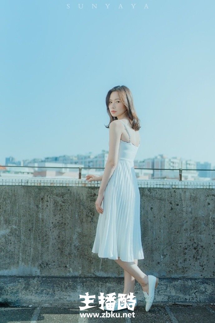 纯白吊带长裙美女鹅蛋脸白里透红身材苗条天台图片
