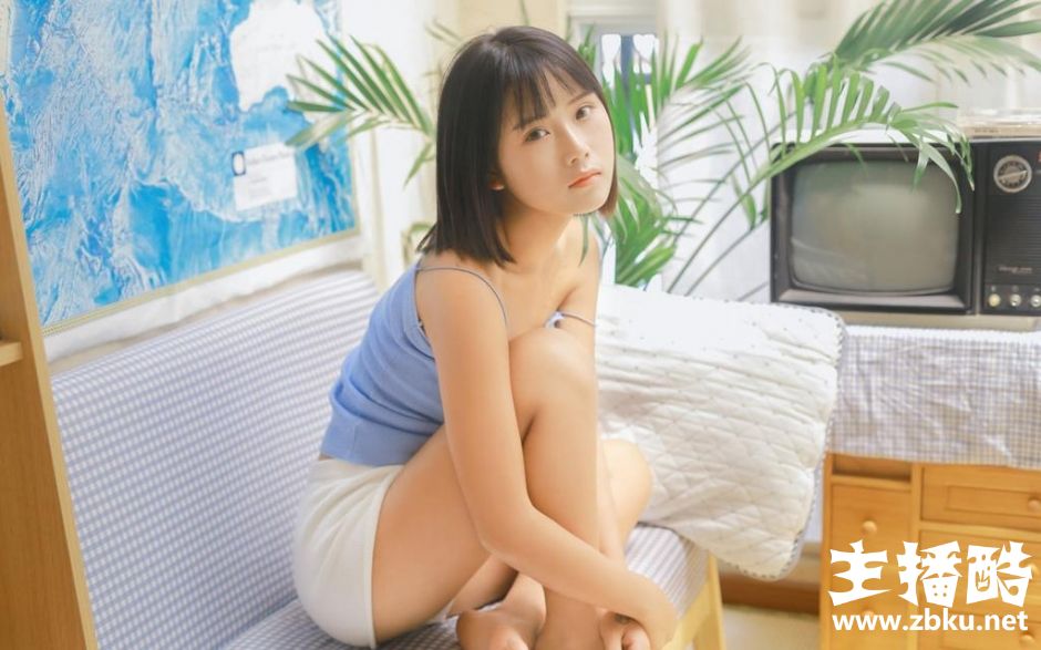 清纯短发美女撩人长腿露齿甜笑居家图片
