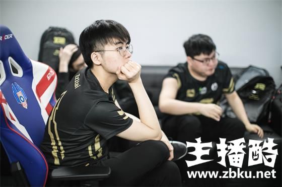 解说娃娃：RNG现在的队内氛围很好，姿态就算去不了S赛也不会抱怨