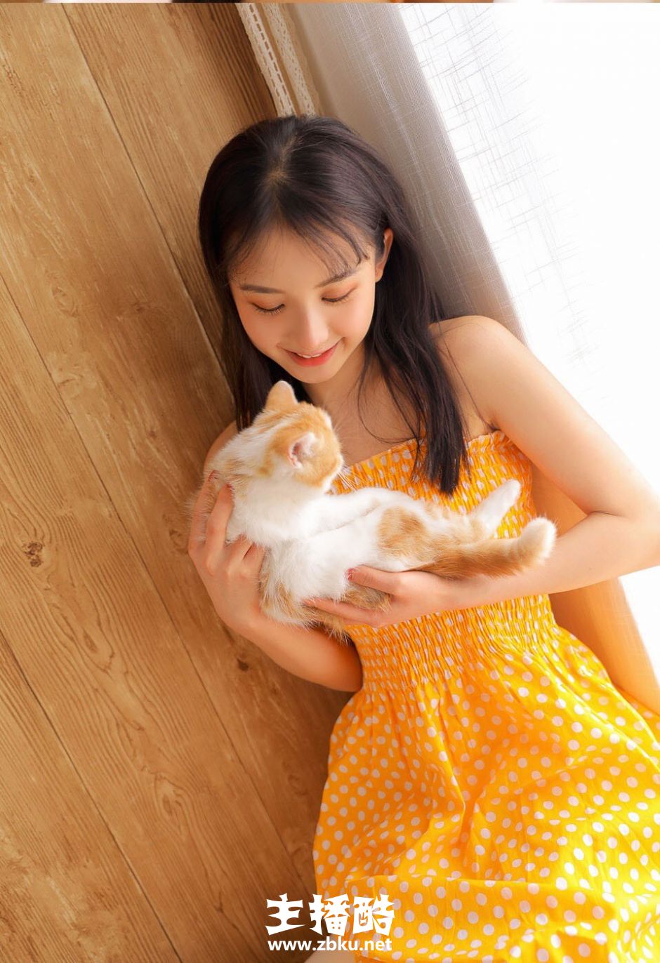 露齿甜笑美少女黄色裹胸连衣裙皮肤白里透红写真图片