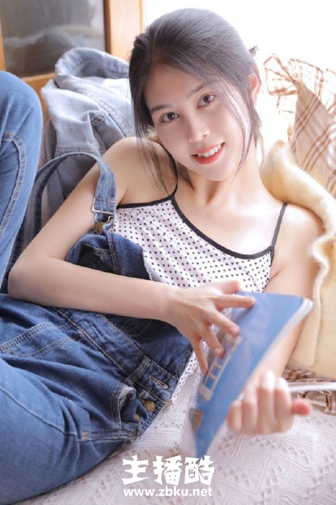 沙发白嫩美女高束马尾长相清秀牛仔背带裤苗条身姿图片