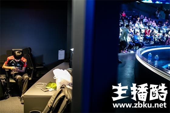 S8现场直击：站在EDG背后的厂长 这3张照片令人扎心
