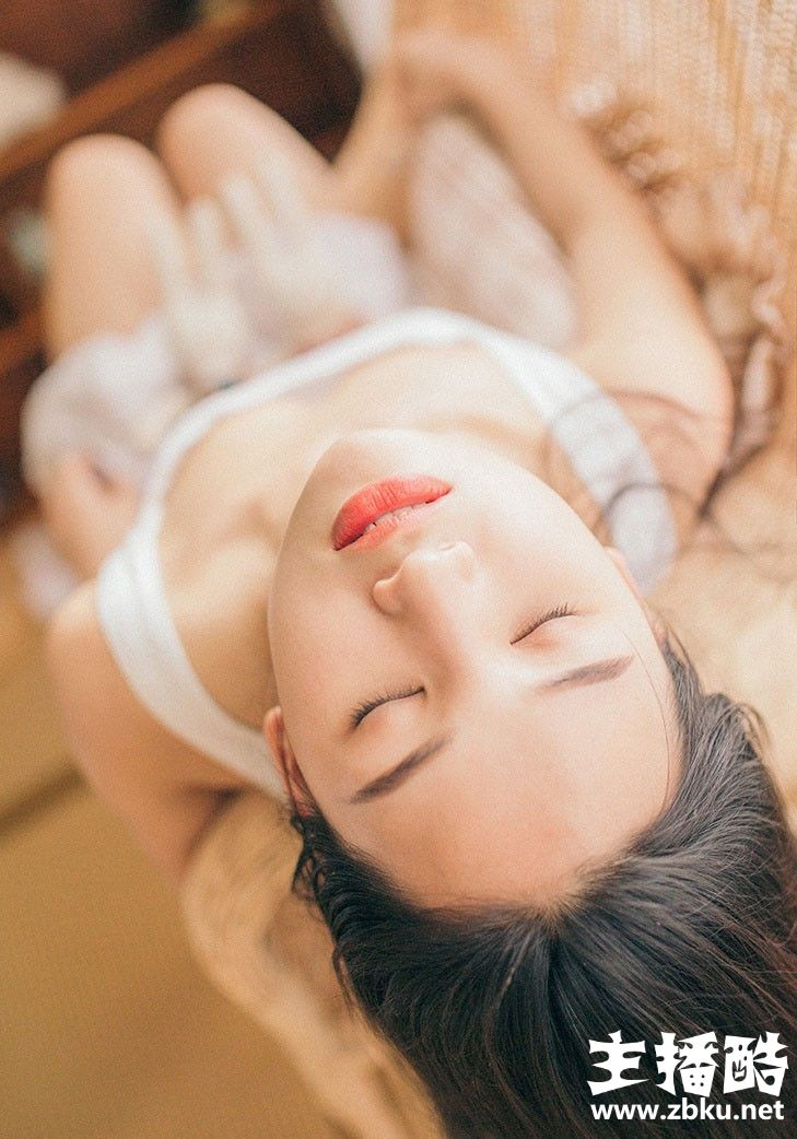 日本美女及腰长发吊带长裙白嫩美乳唯美丝足大胆图片
