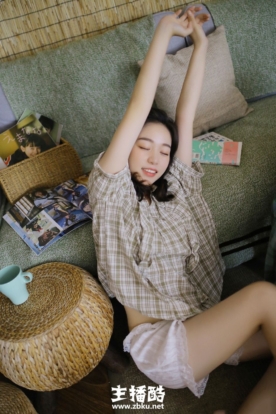 苹果头发型美眉唇红齿白托腮眨眼嘴角上扬伸展懒腰图片
