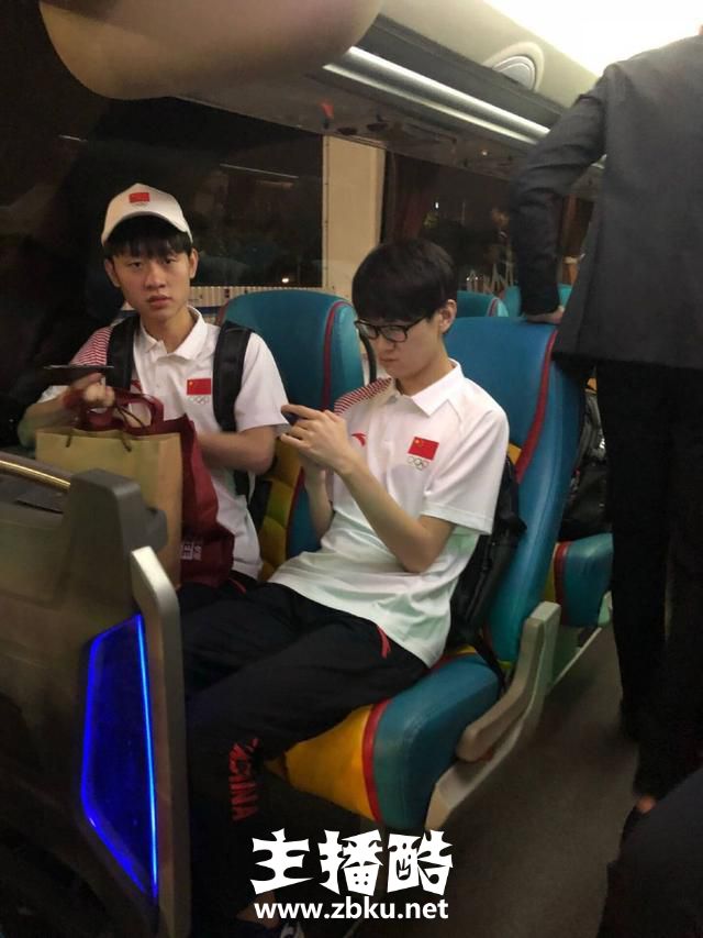 LOL亚运会：Meiko摘掉眼镜漏出本体 网友：这么多年错怪超人编剧