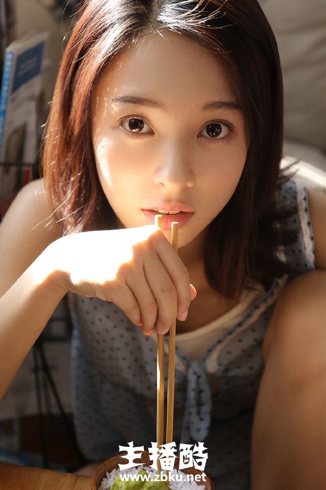 飘逸秀发早安少女波点透视背心裙光腿赤脚肢体慵懒图片